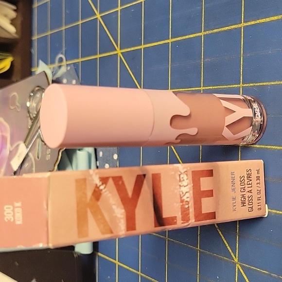 Kylie Cosmetics 300 Koko K Lip High Gloss New In Box 3.3ml - Picture 1 of 3